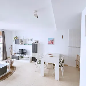 Luna De Lobos: Bright And Cozy In Bristol Corralejo